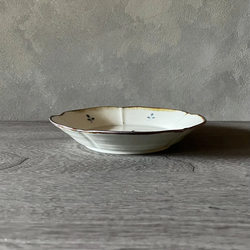 染付だみ花文輪花6寸皿