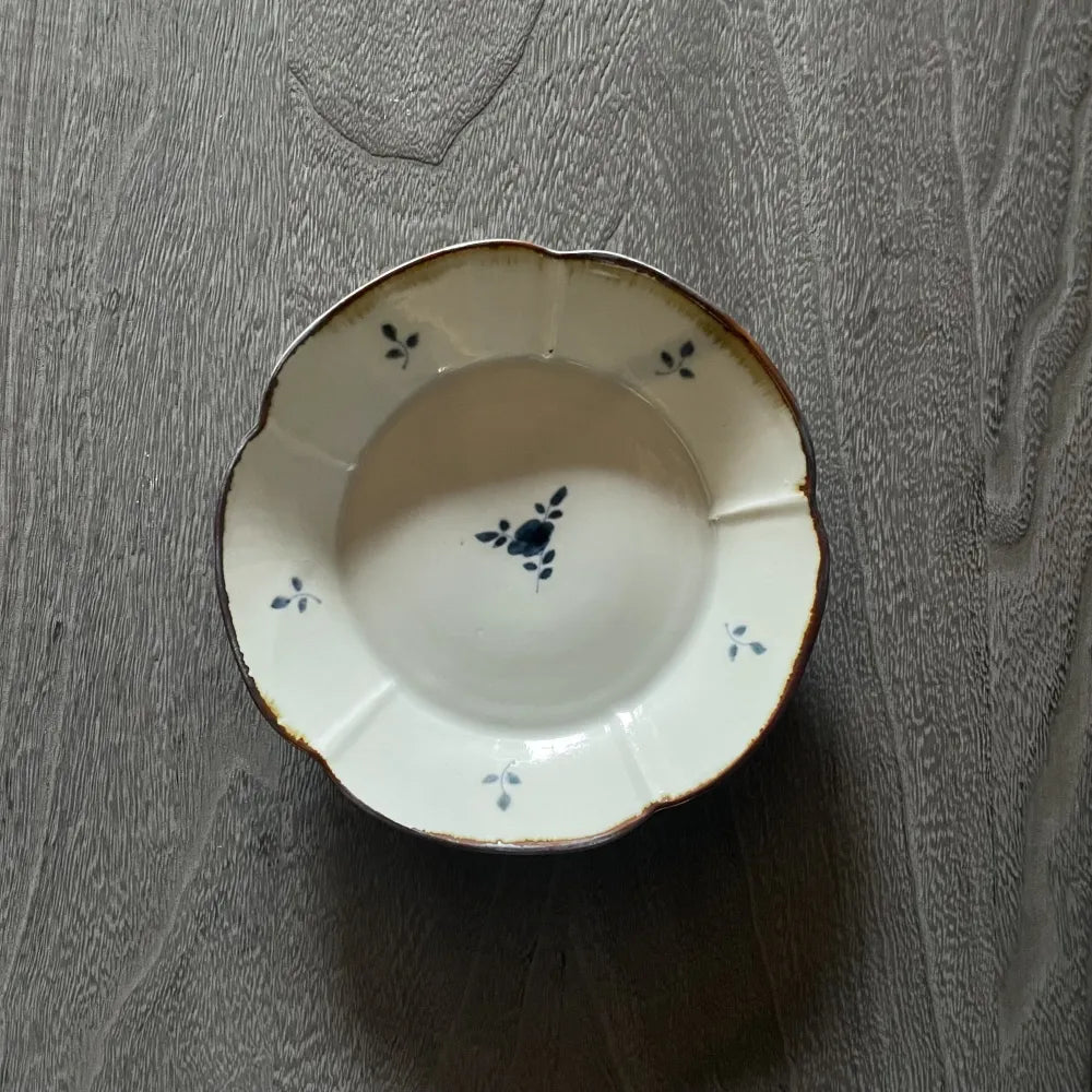 染付だみ花文輪花6寸皿