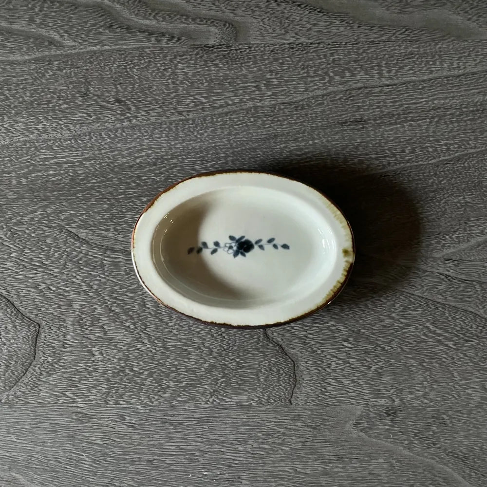 染付楕円小皿