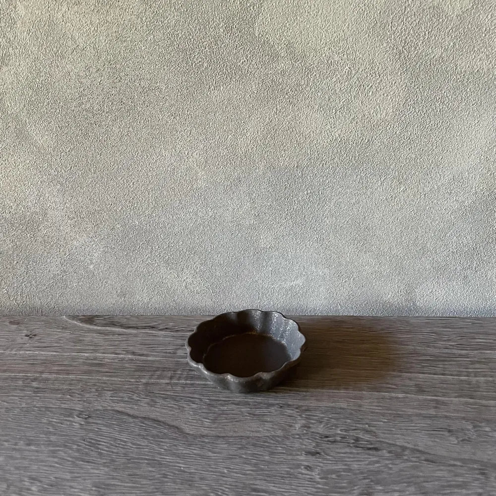 黒釉花豆皿