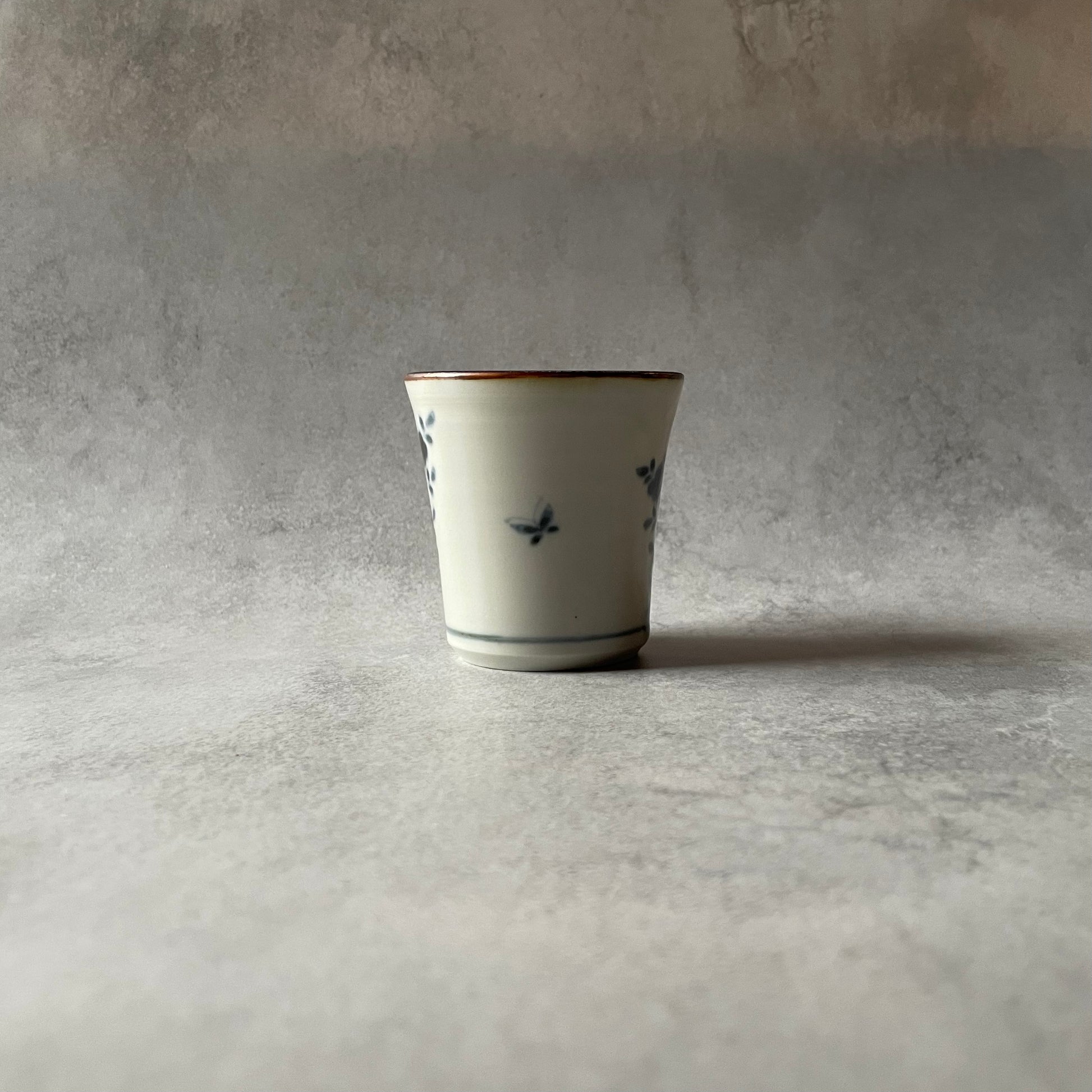 染付　だみ花文　猪口