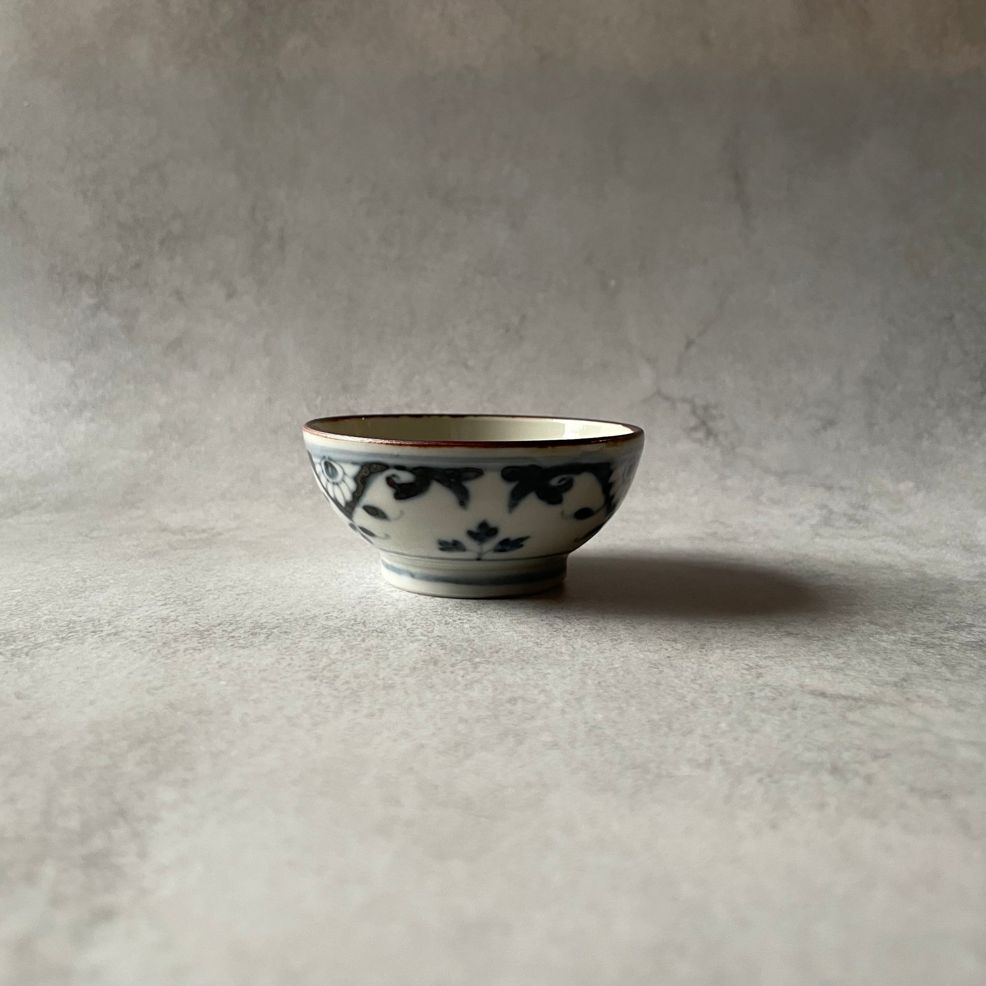 染付　半菊文　盃