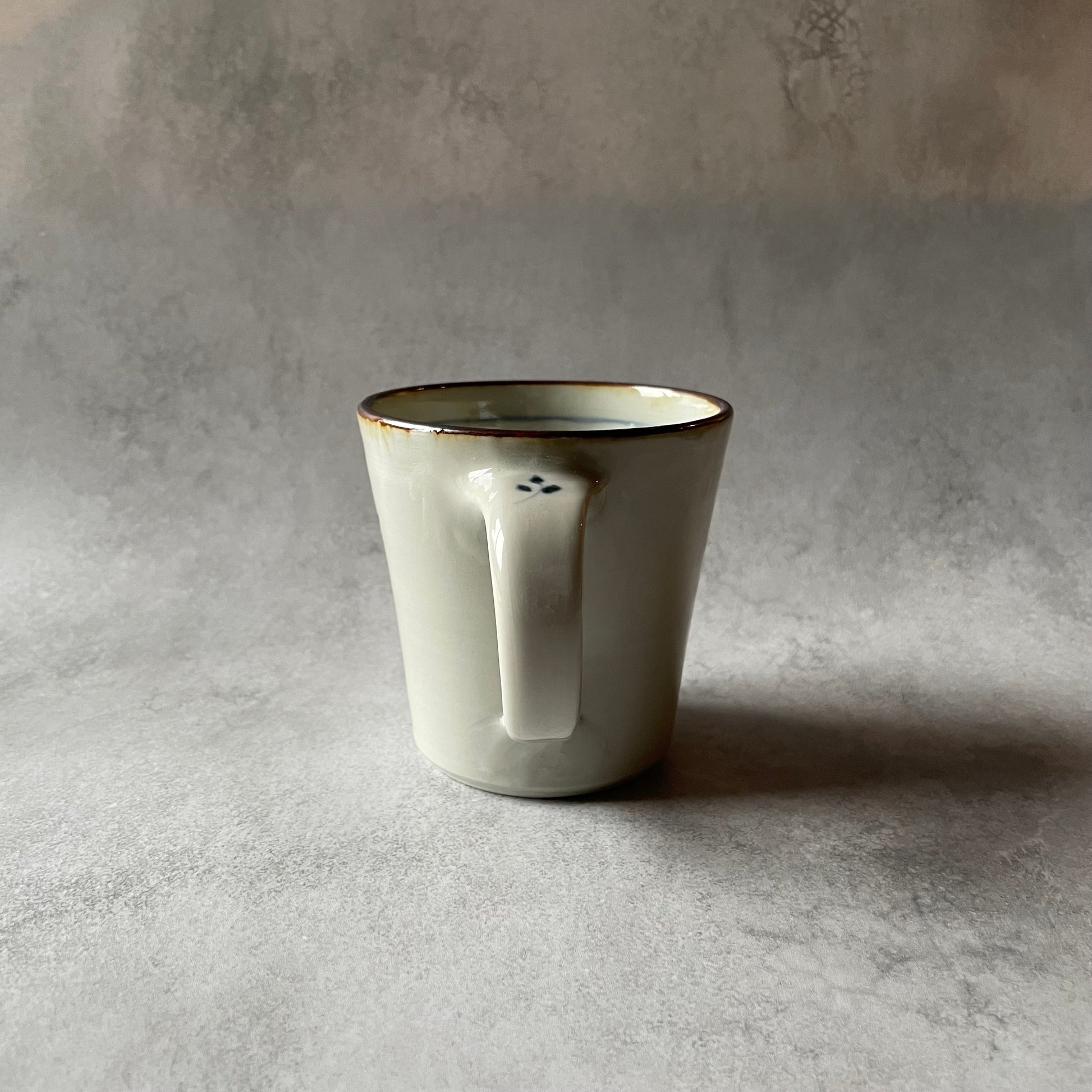 染付マグ　だみ花