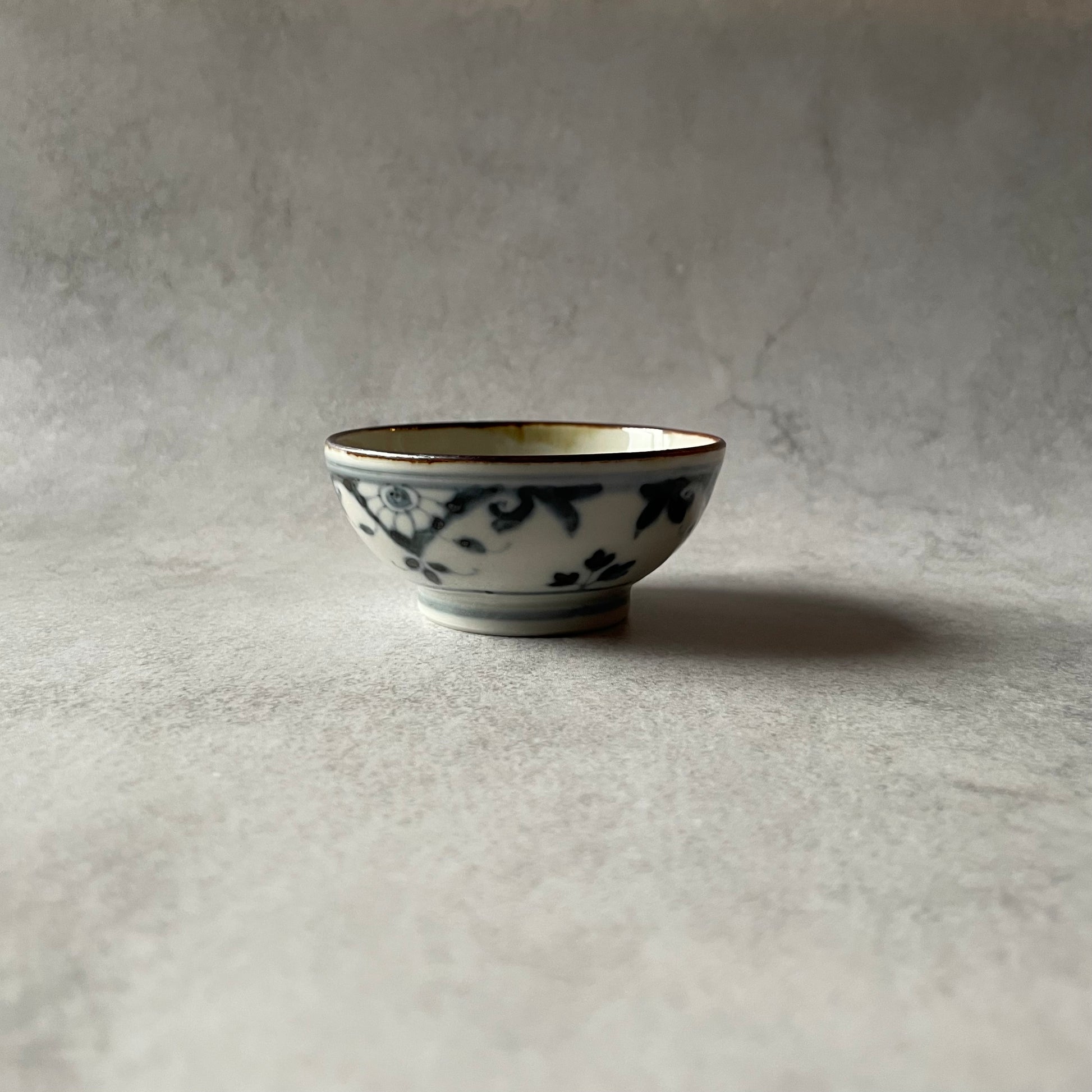 染付　半菊文　盃