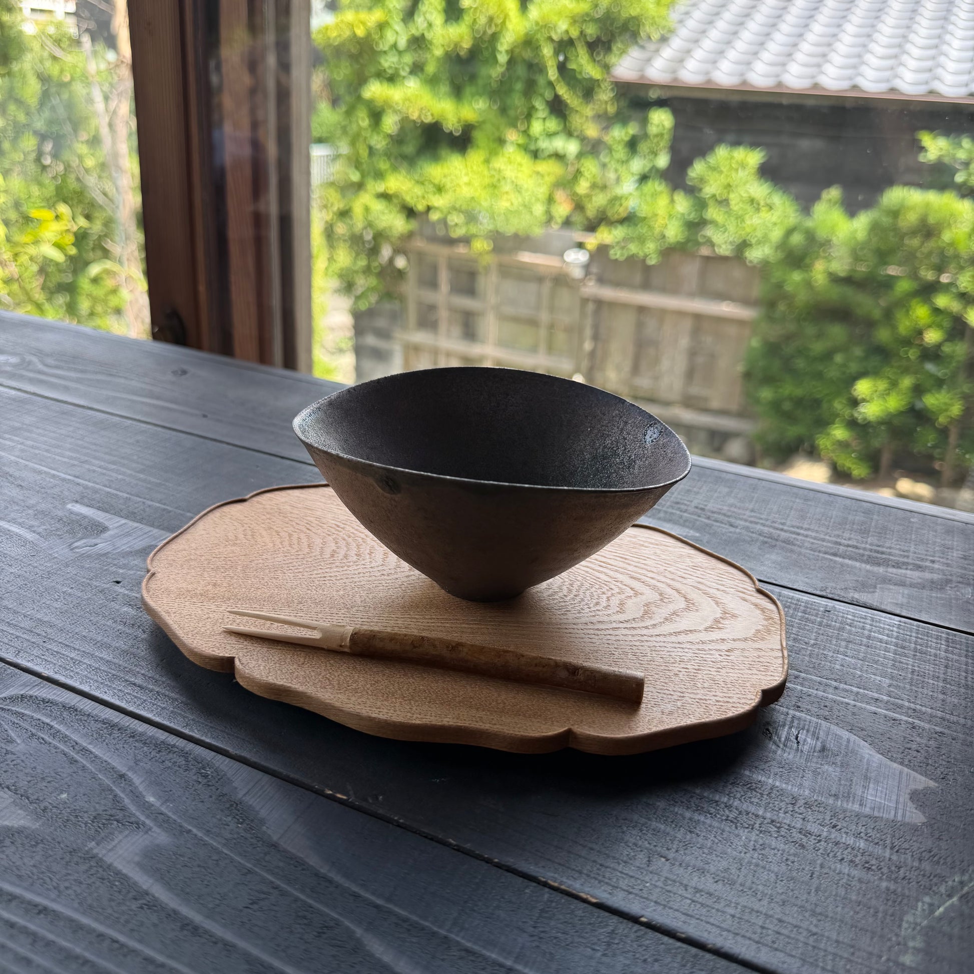 黒釉楕円鉢（中）