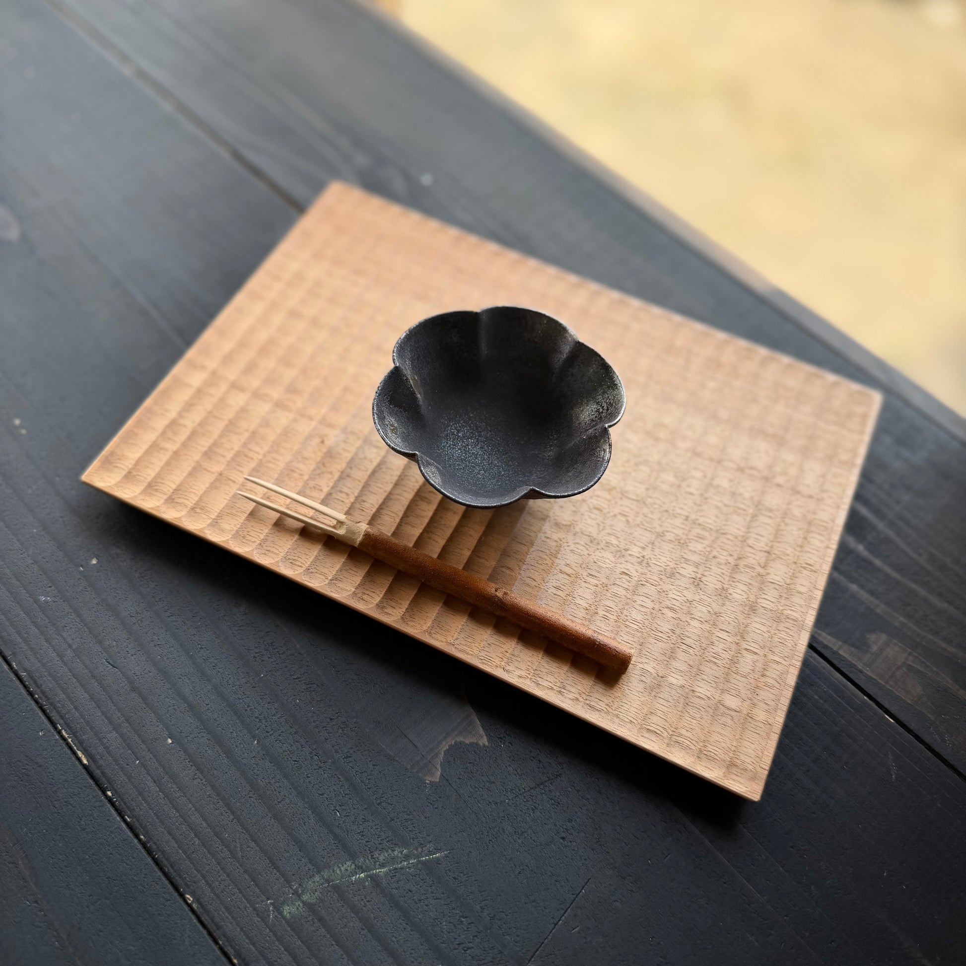 黒釉　六弁　豆鉢