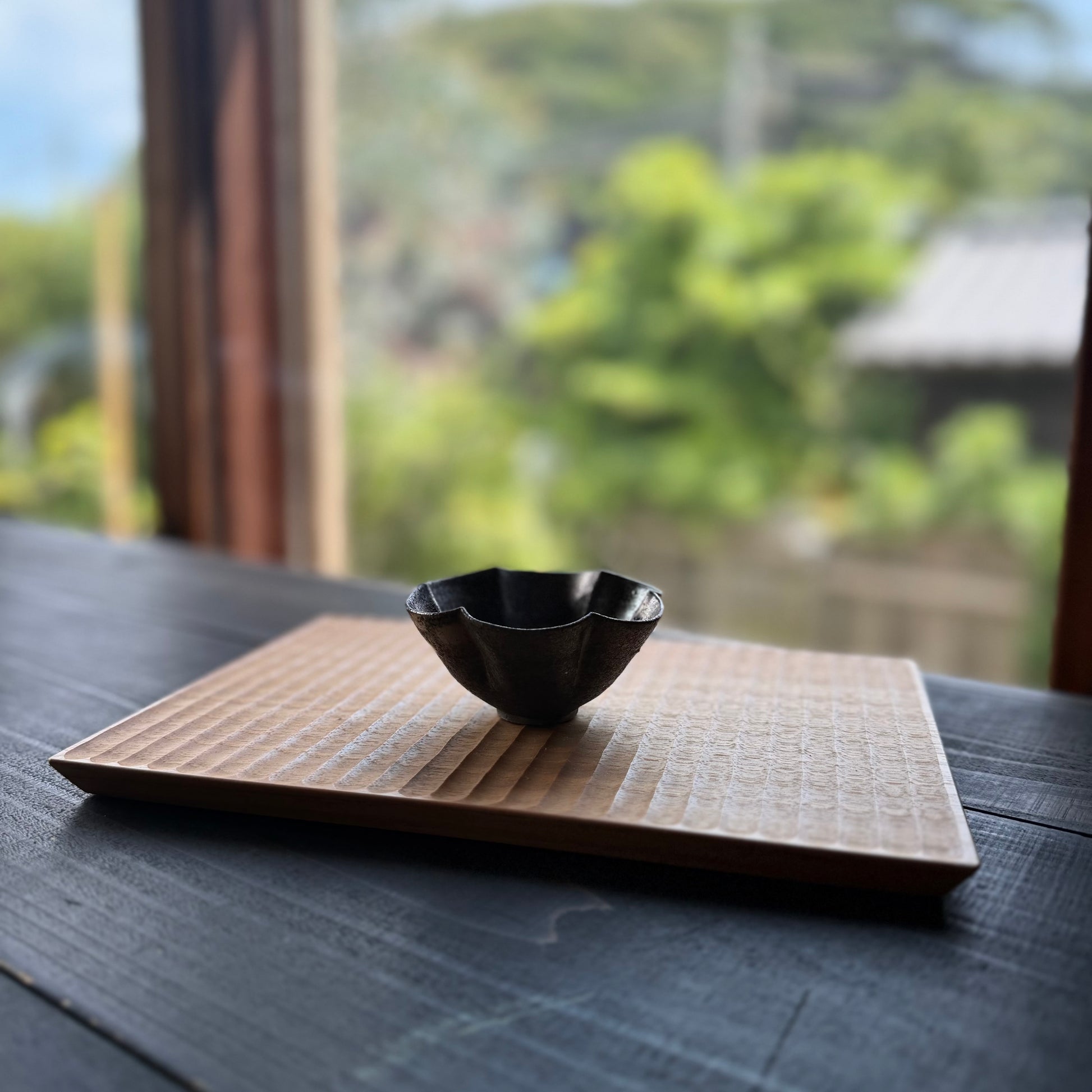 黒釉　六弁　豆鉢