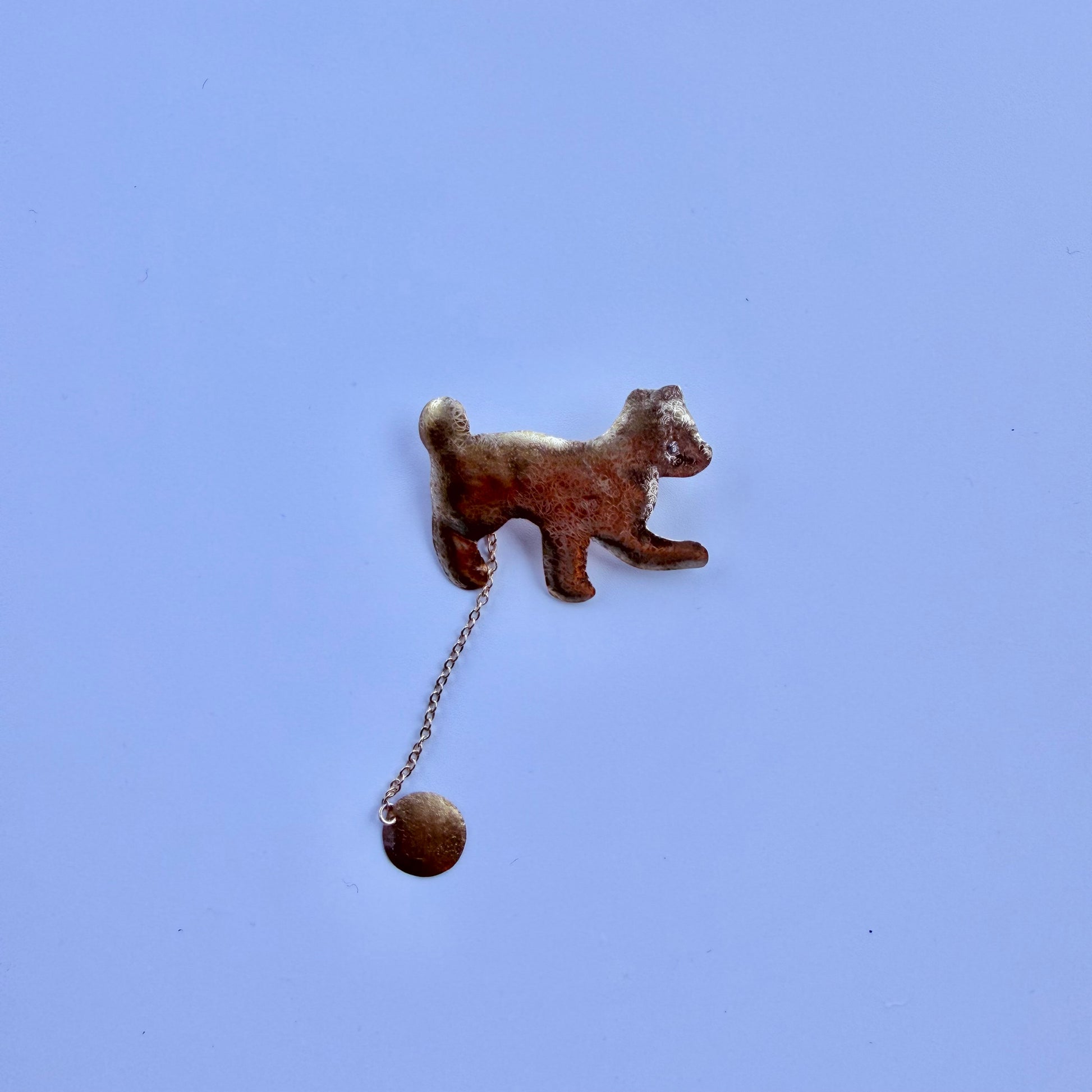 ボールで遊ぶ仔犬　ブローチ