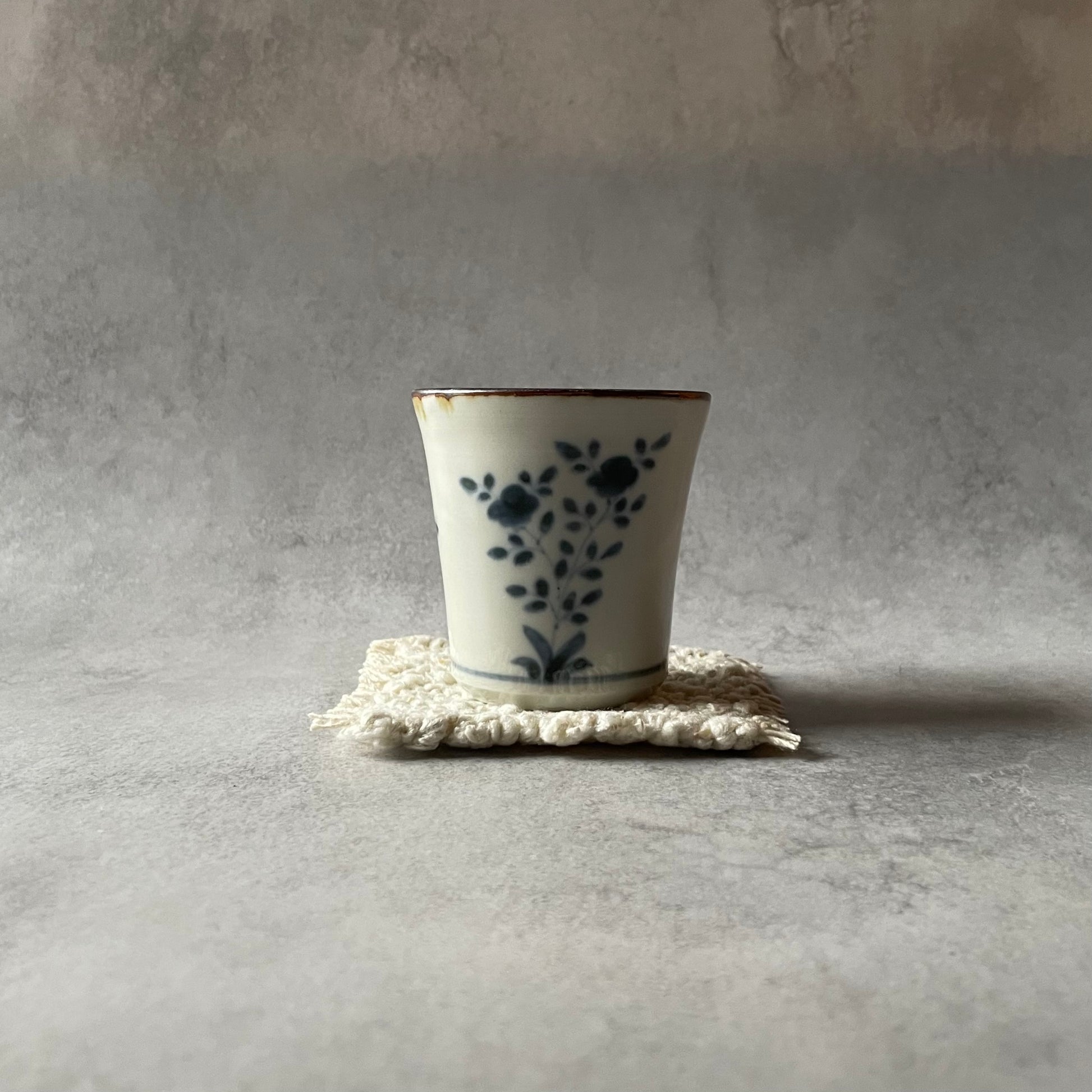 染付　だみ花文　猪口