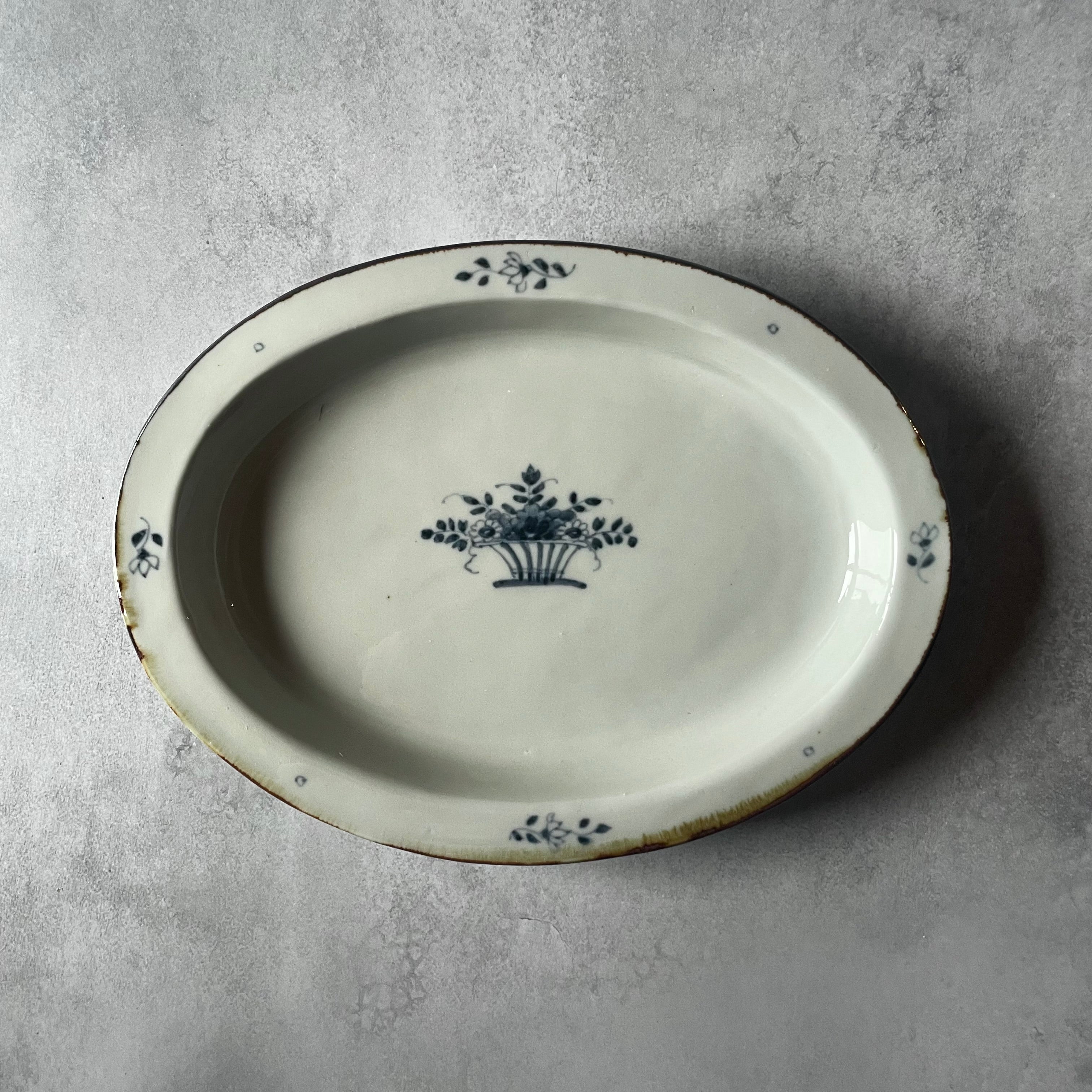 染付　楕円皿　花籠