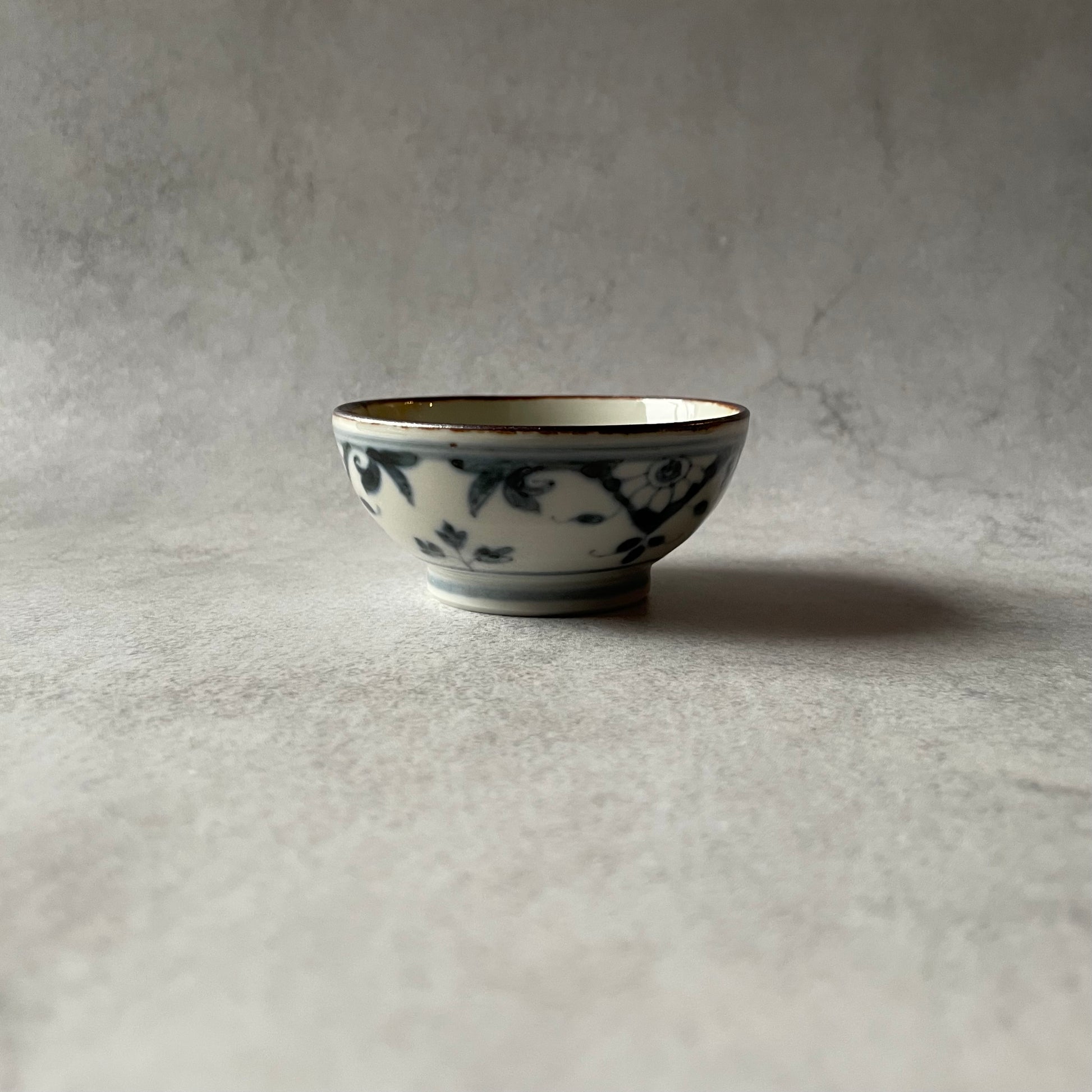 染付　半菊文　盃