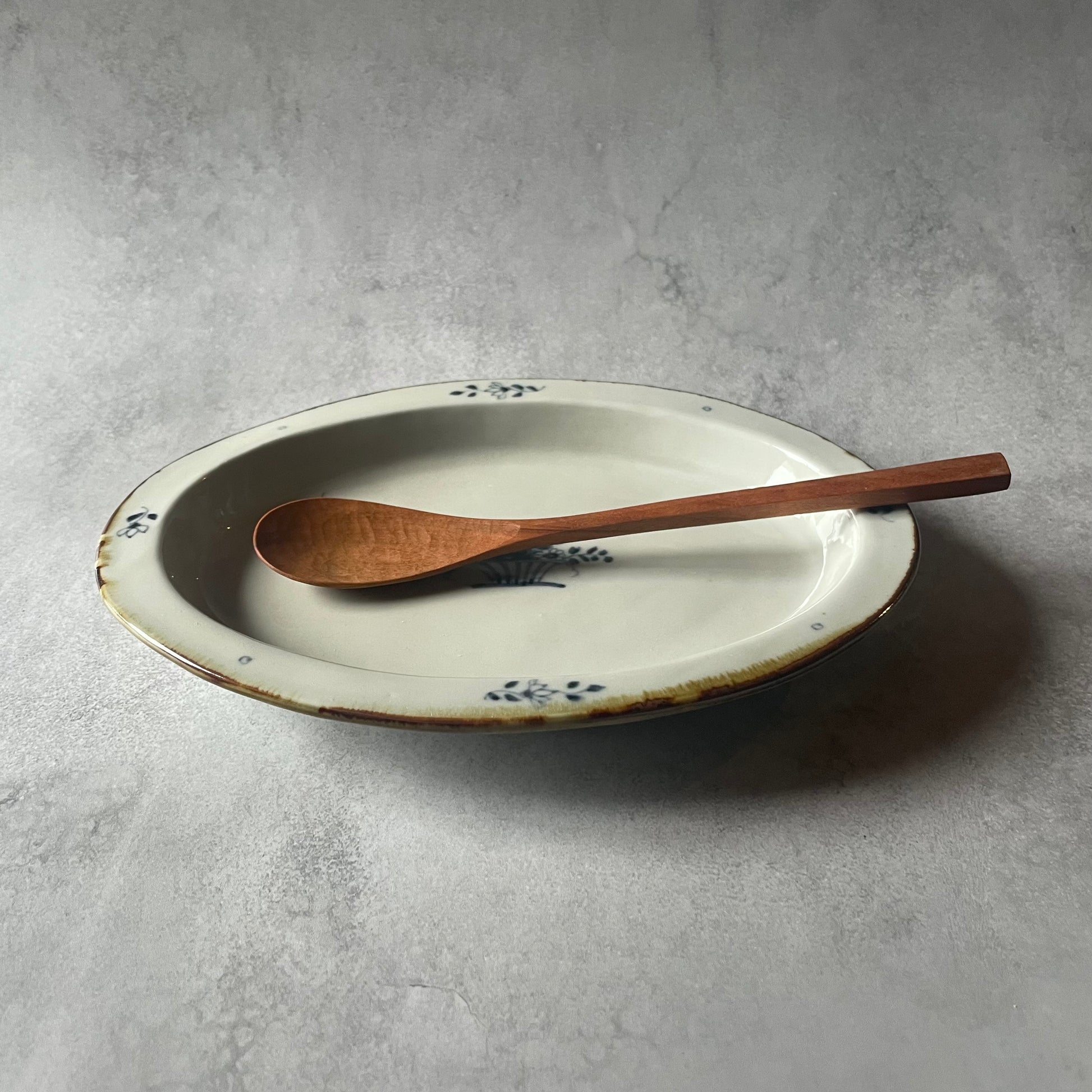 染付　楕円皿　花籠