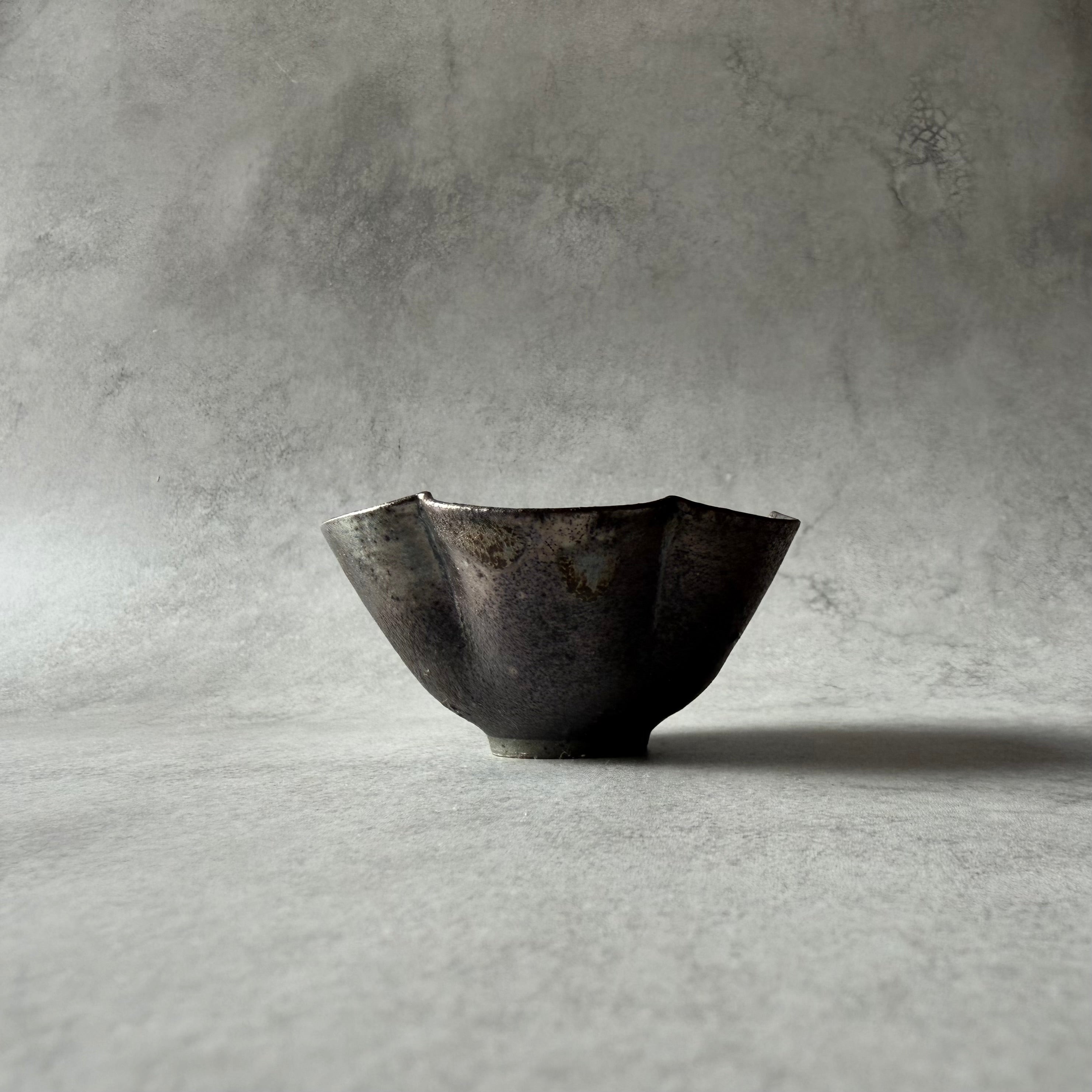 黒釉　六弁　豆鉢