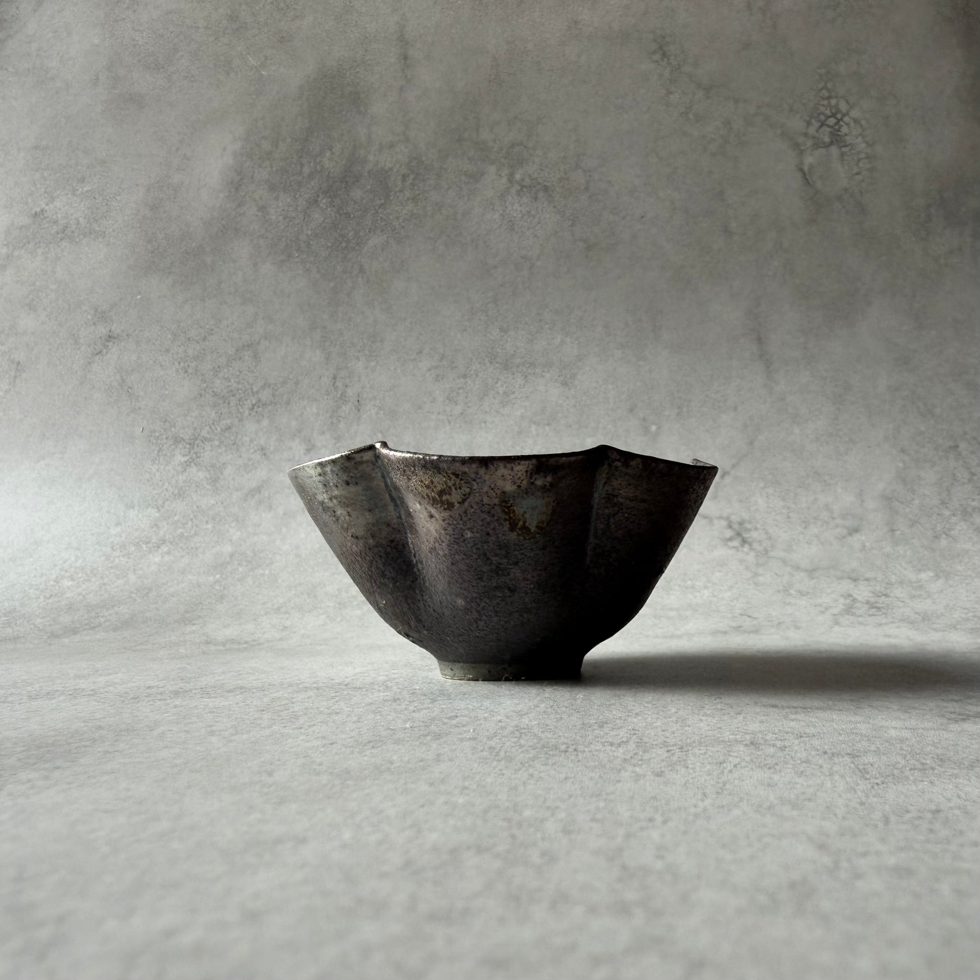 黒釉　六弁　豆鉢
