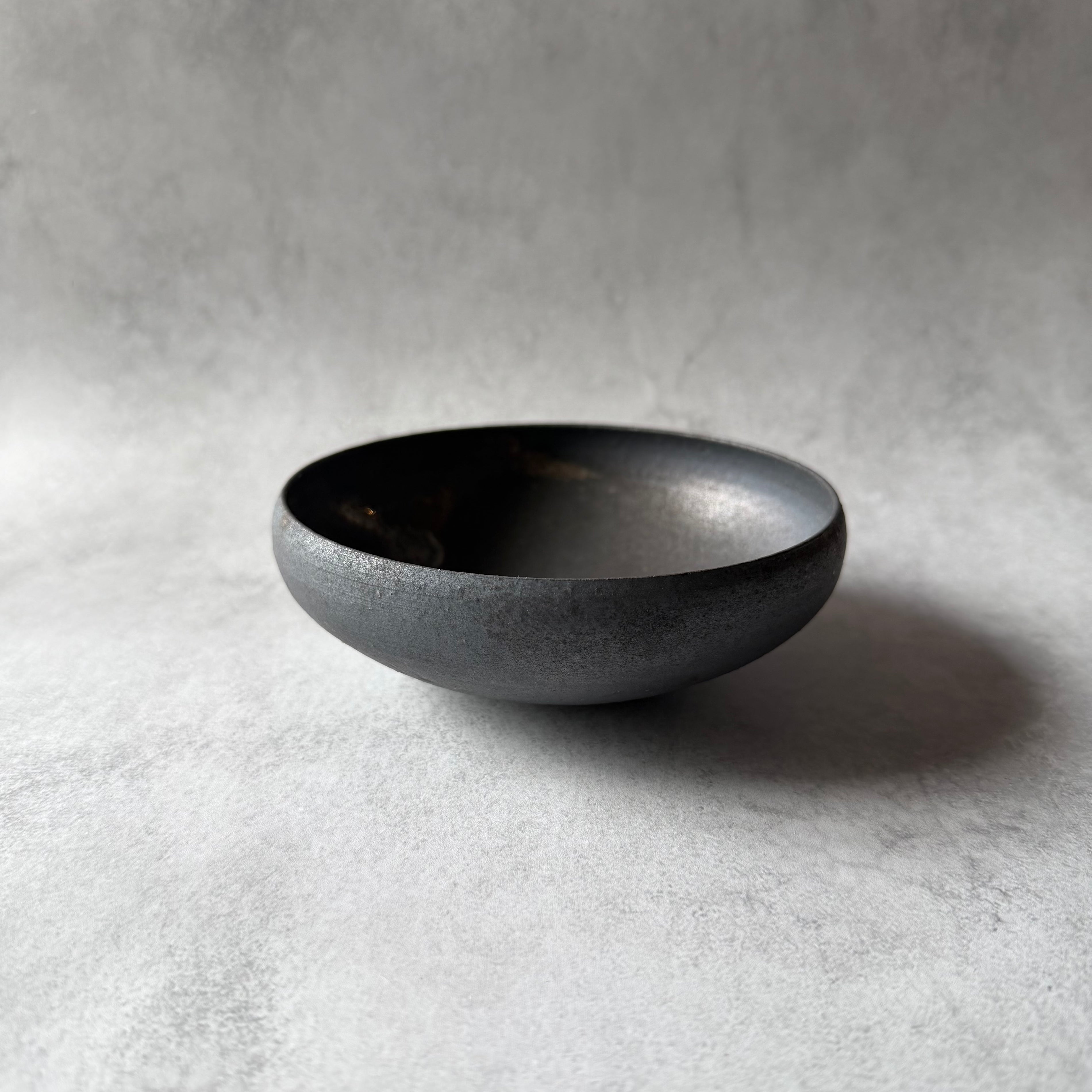 黒釉　丸取り鉢