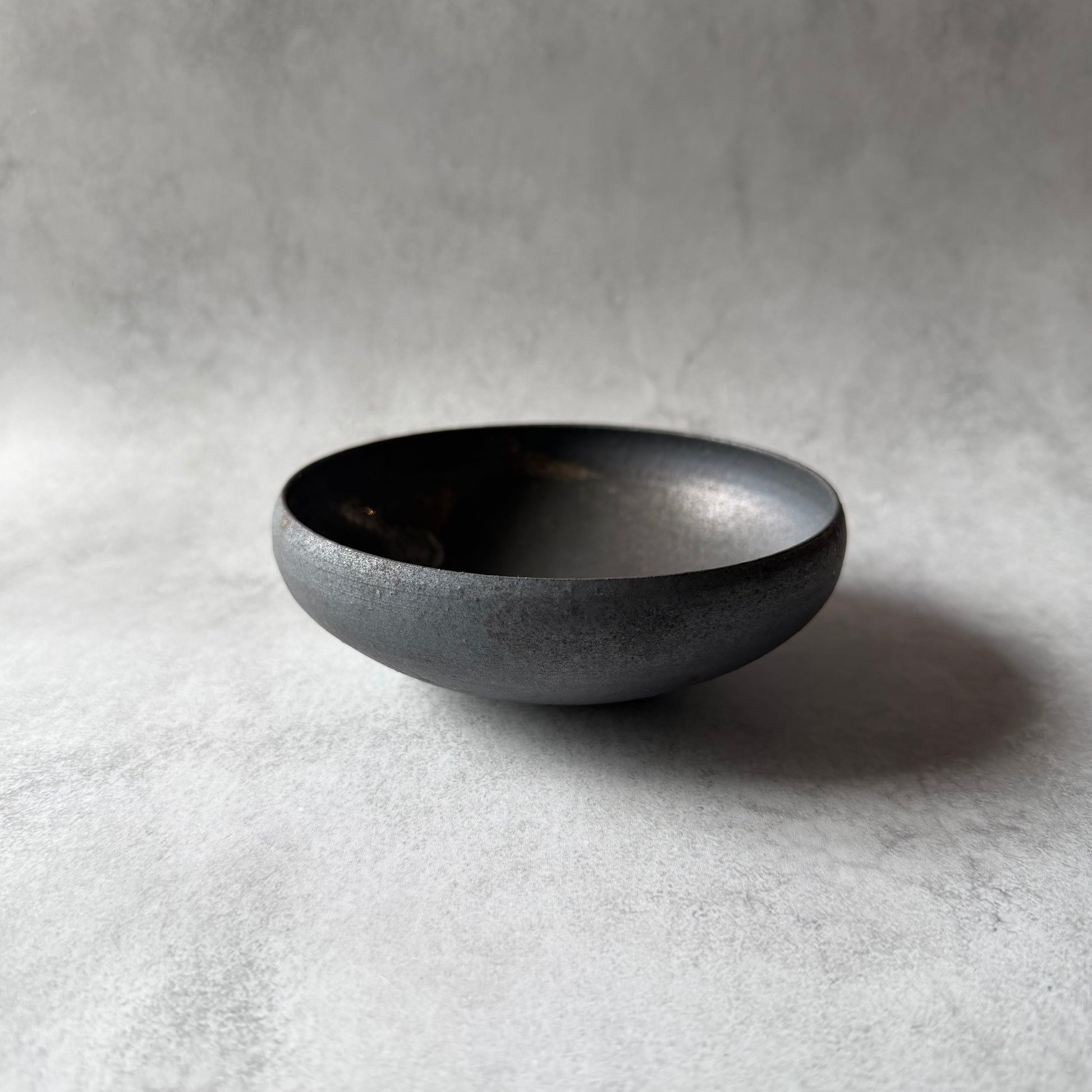 黒釉　丸取り鉢