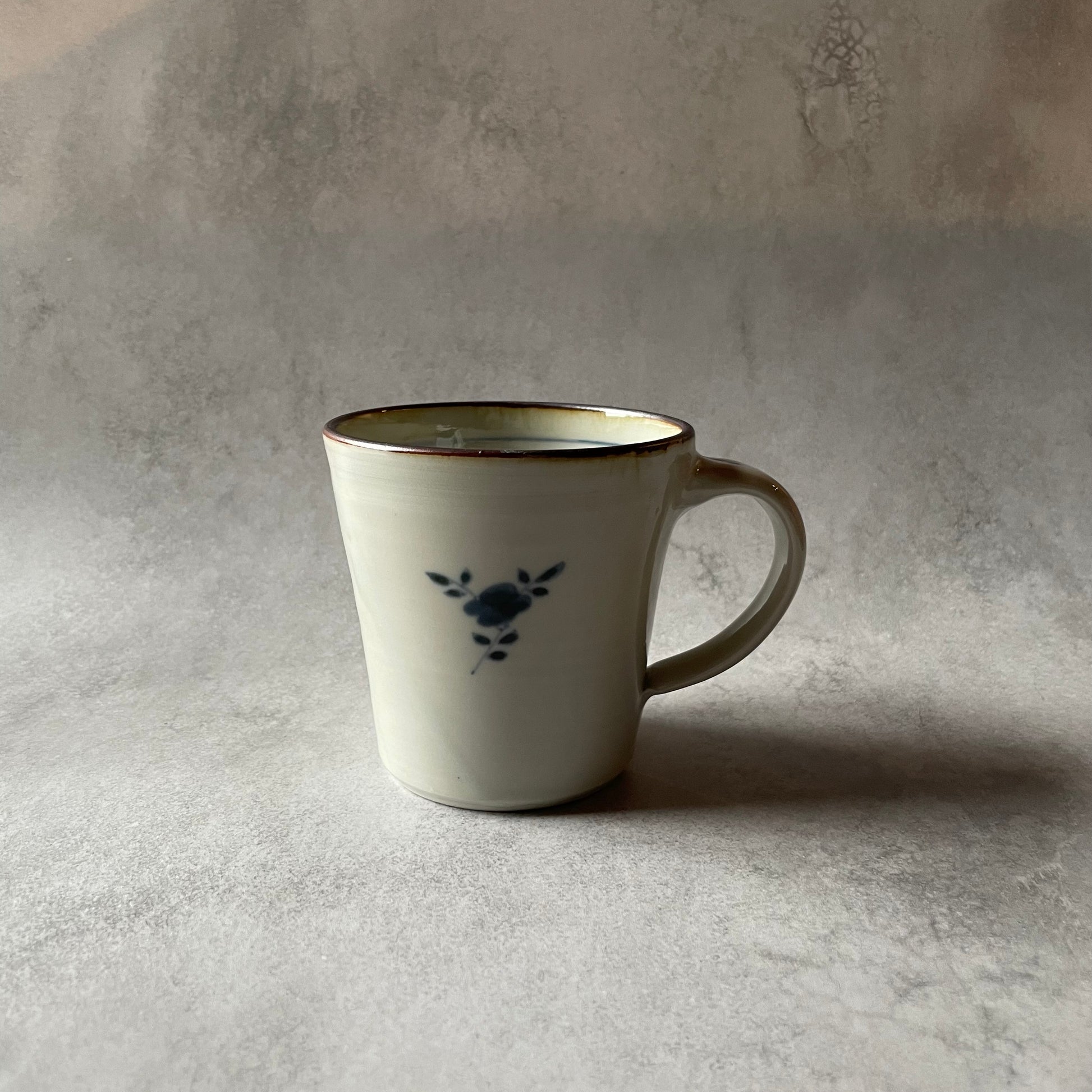 染付マグ　だみ花