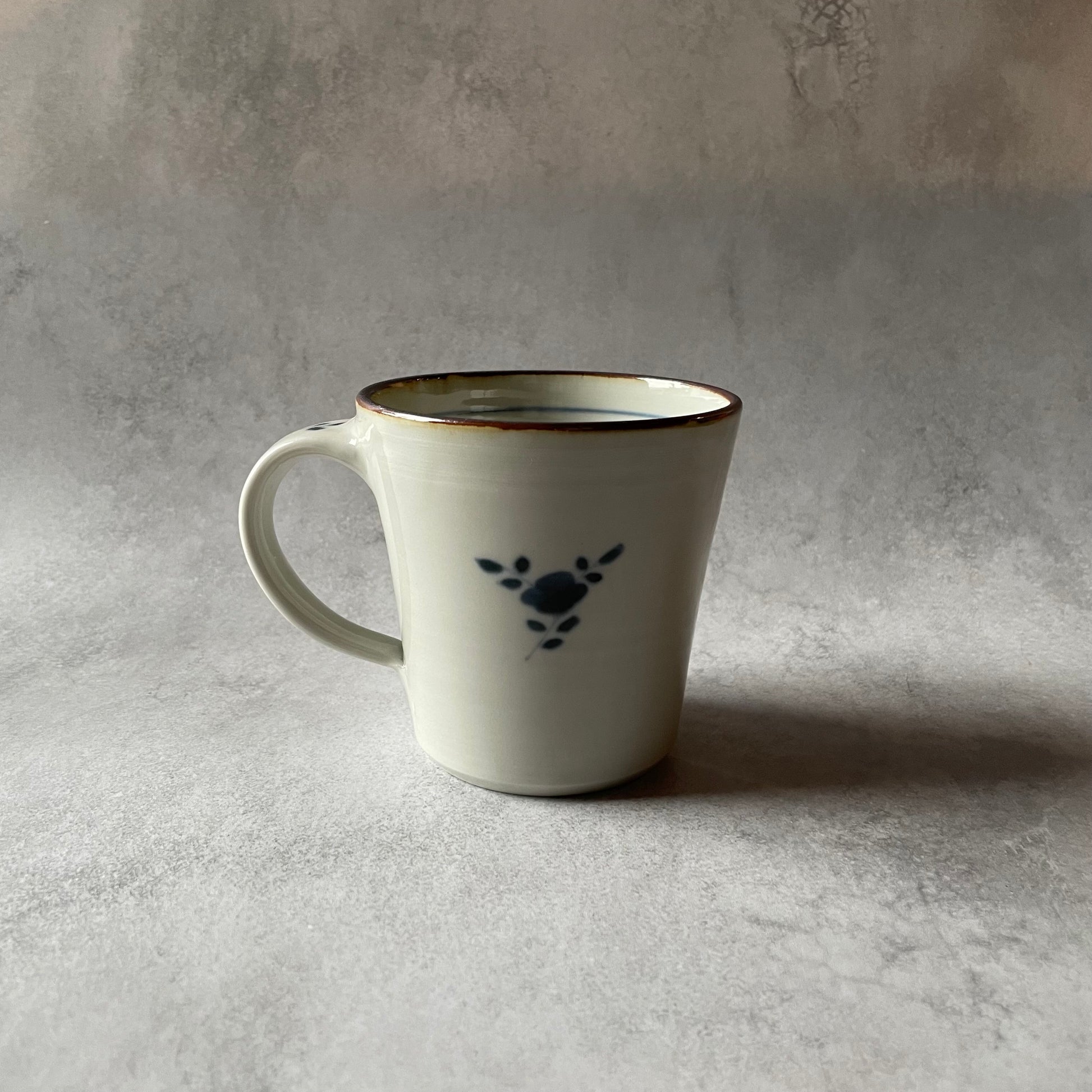 染付マグ　だみ花