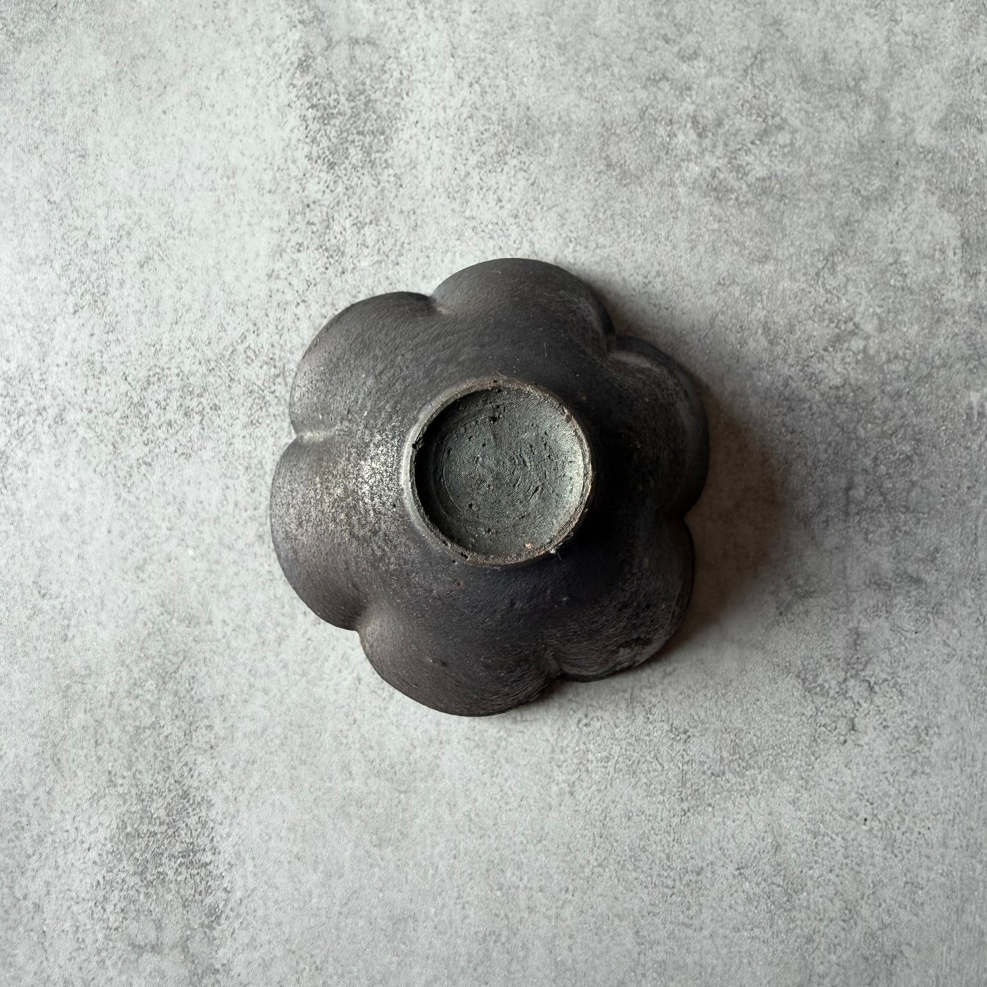 黒釉　六弁　豆鉢