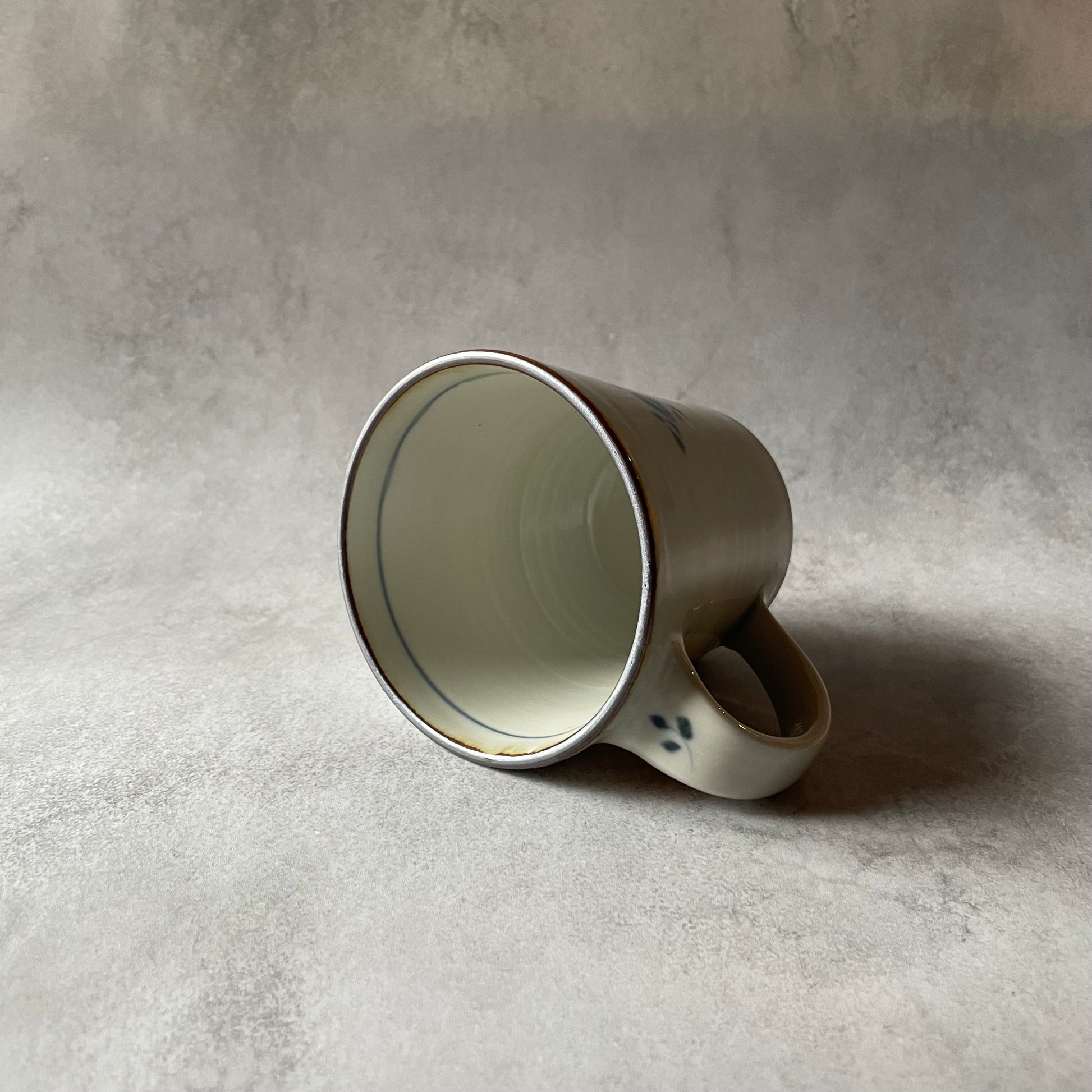 染付マグ　だみ花