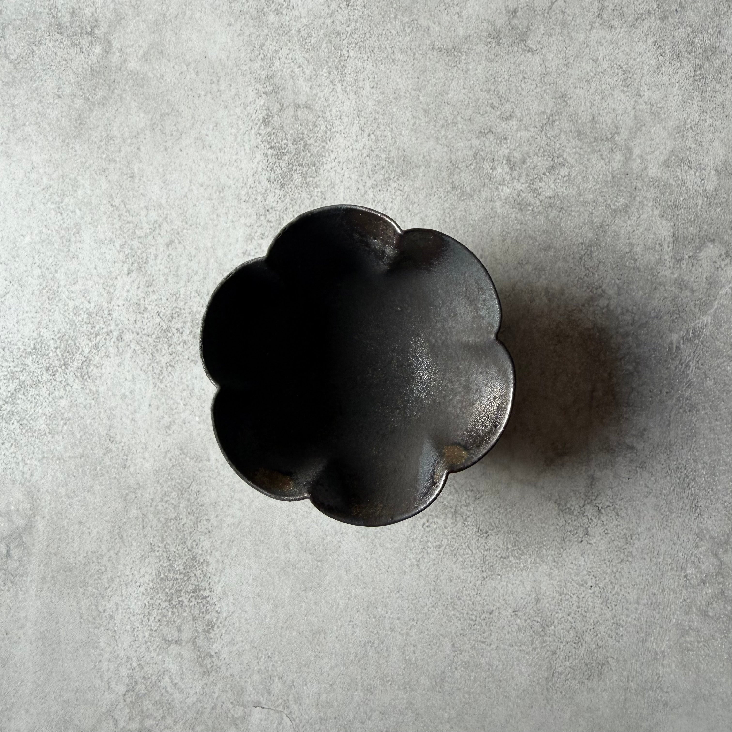 黒釉　六弁　豆鉢