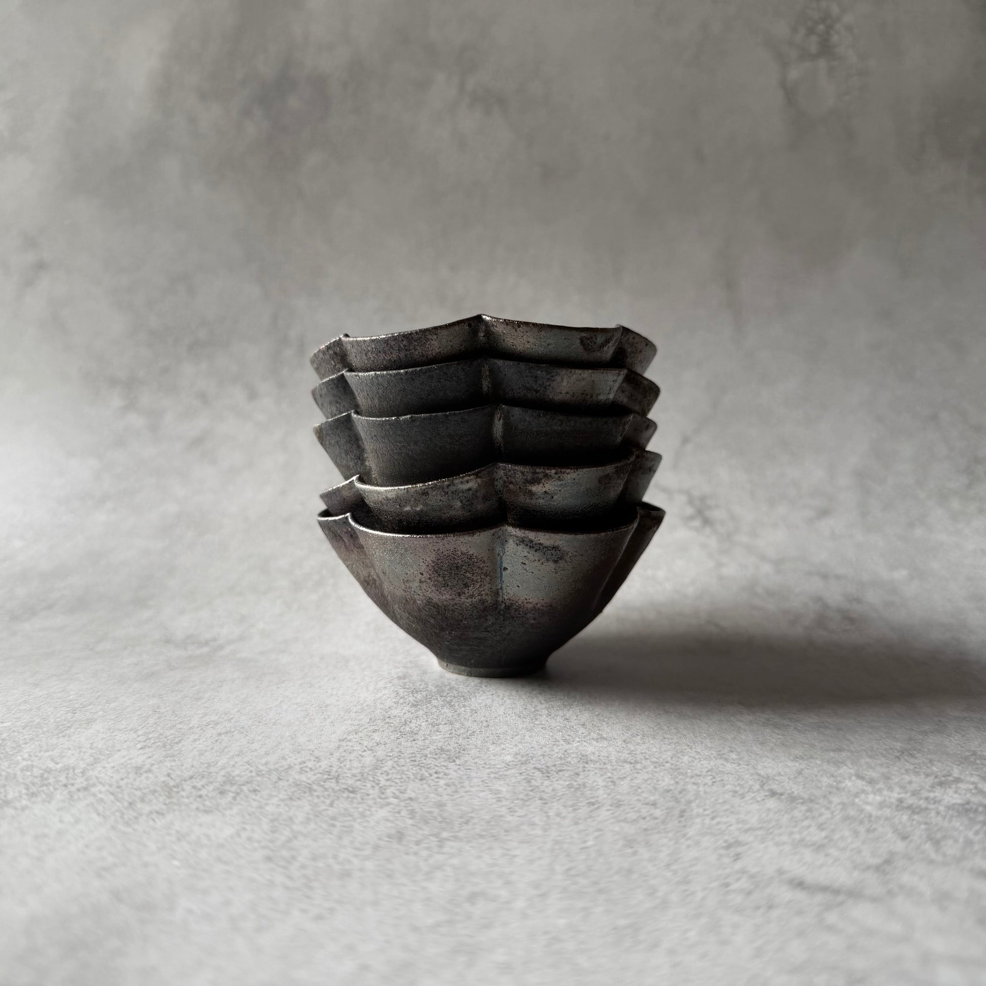 黒釉　六弁　豆鉢