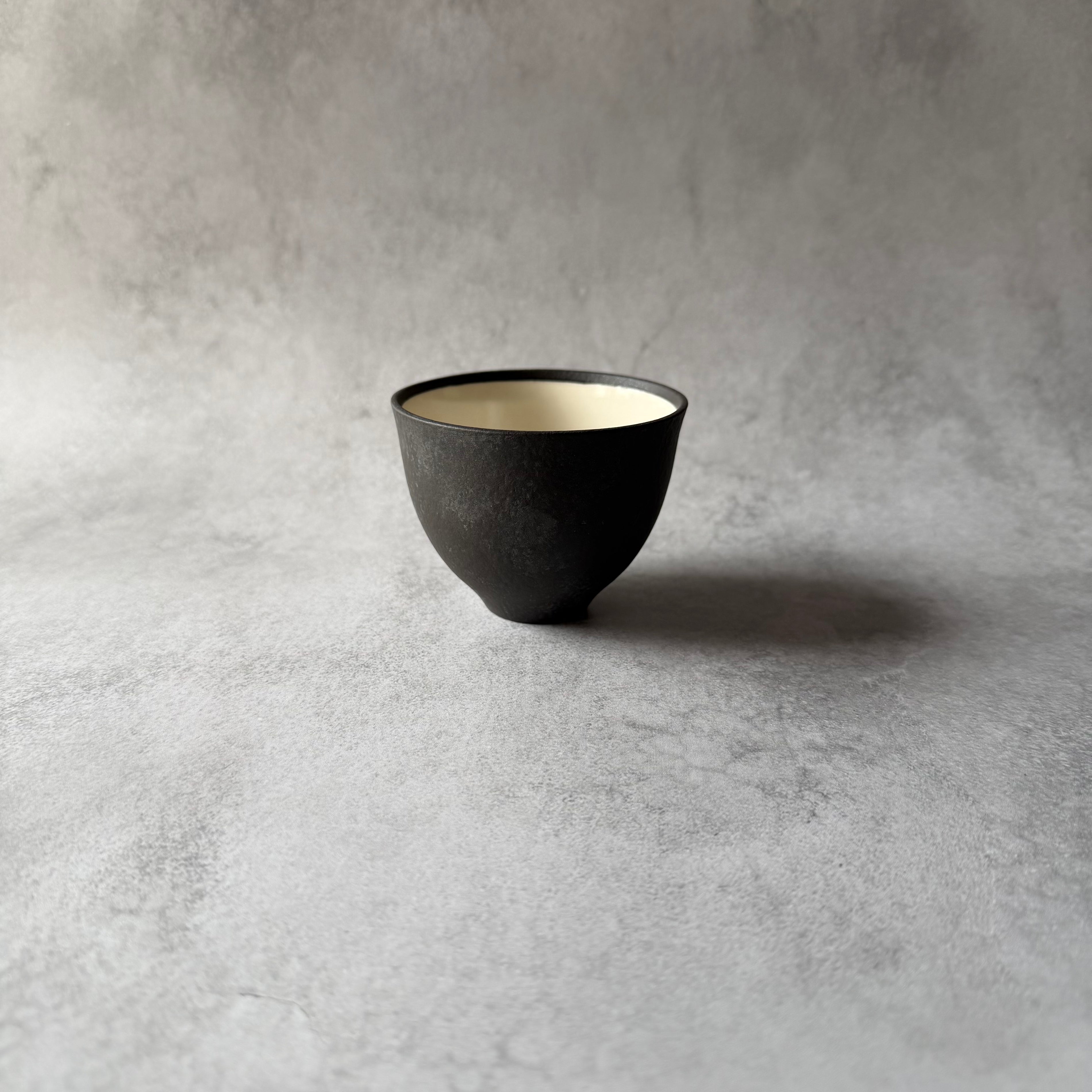 湯のみ　(内側　白) 黒