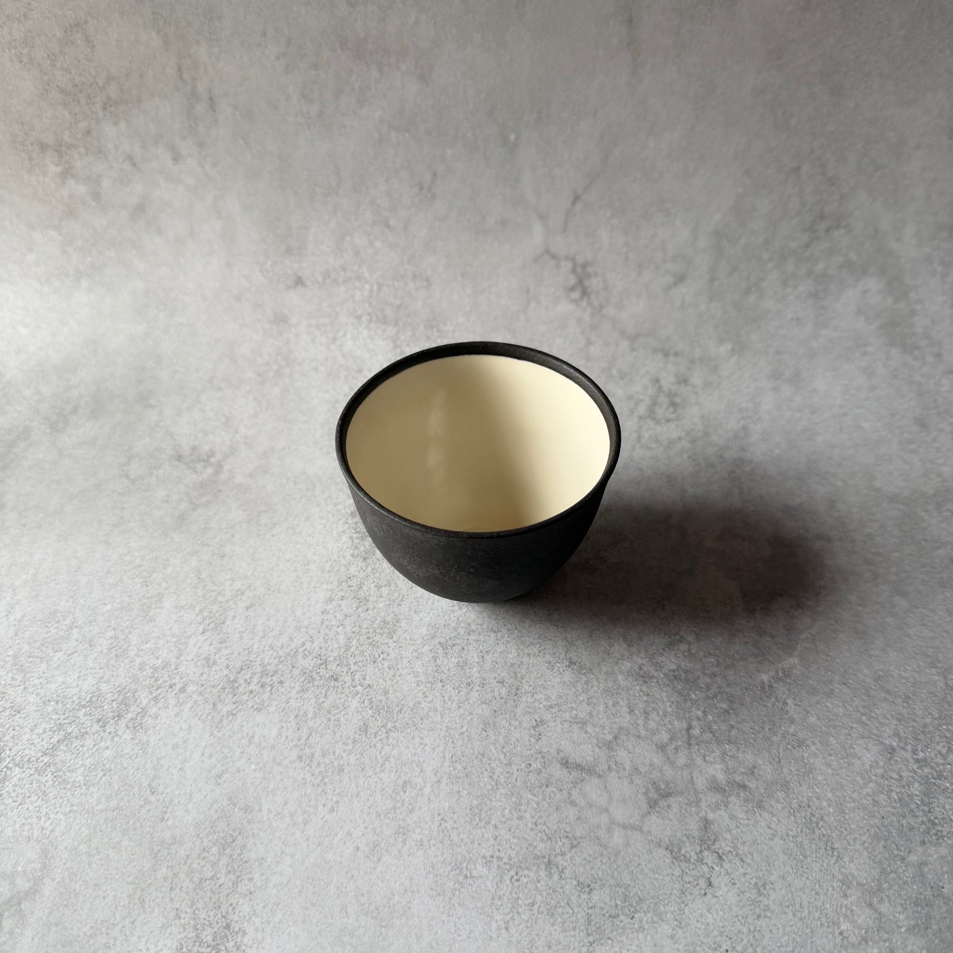 湯のみ　(内側　白) 黒