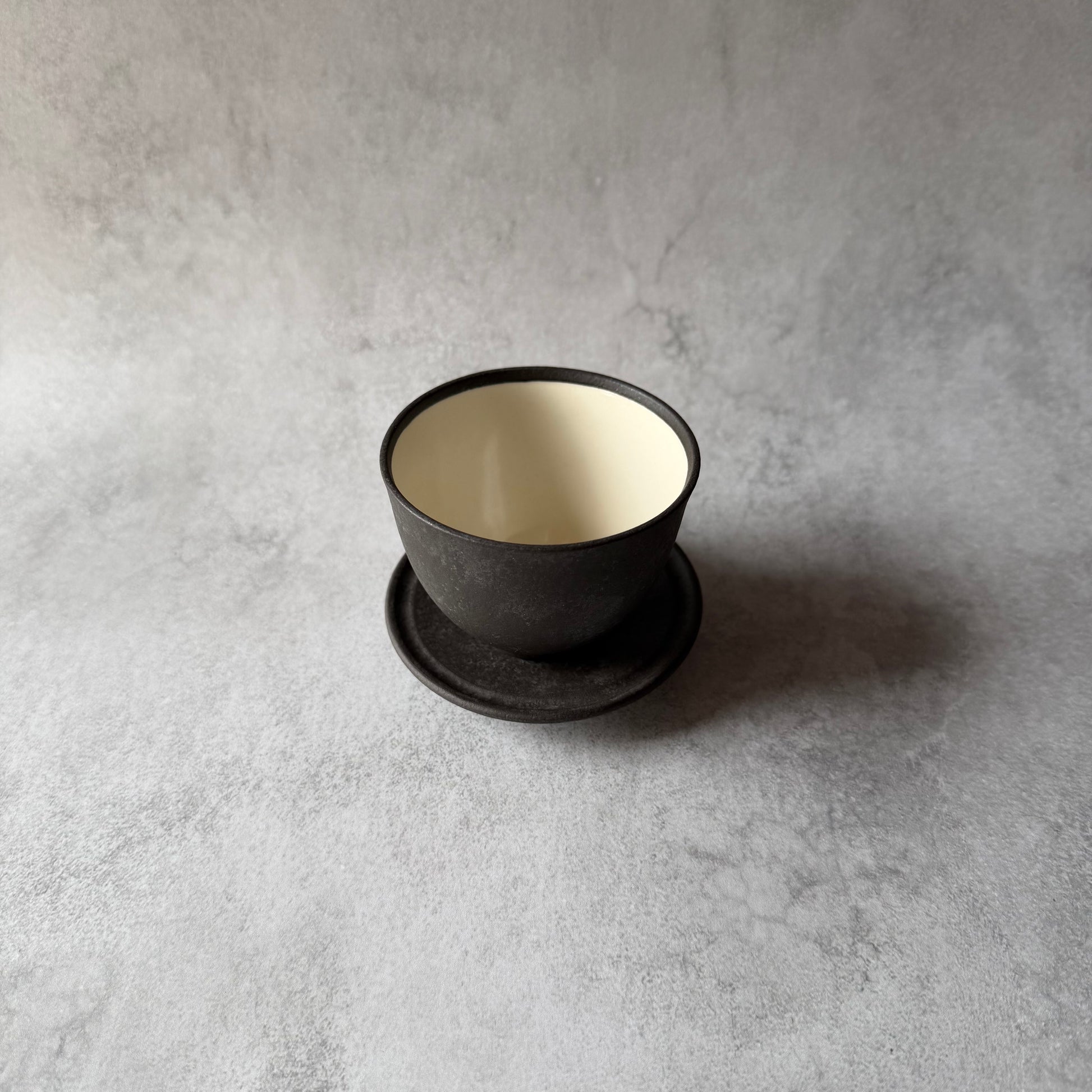 湯のみ　(内側　白) 黒