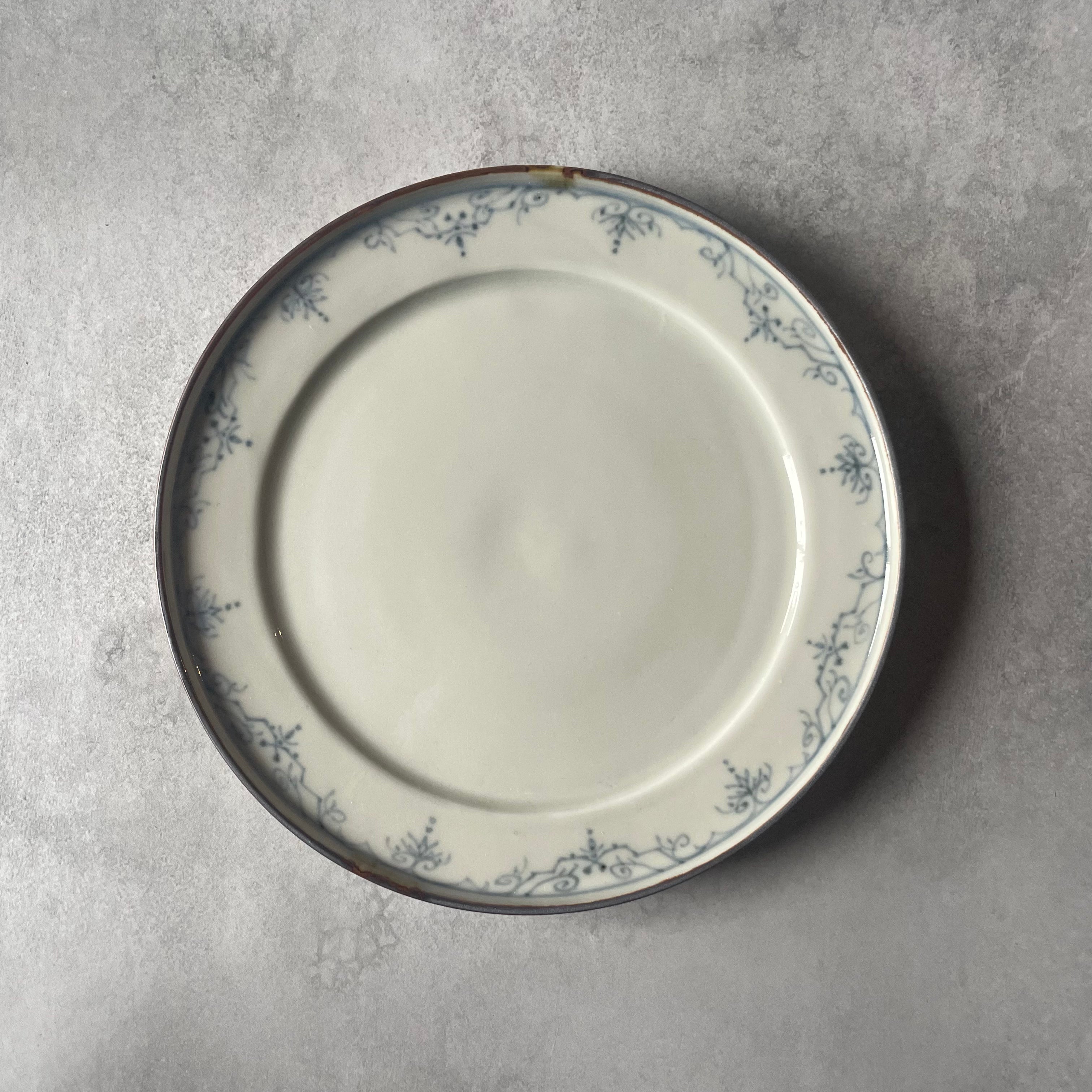 染付　洋　唐草文リム　6寸皿