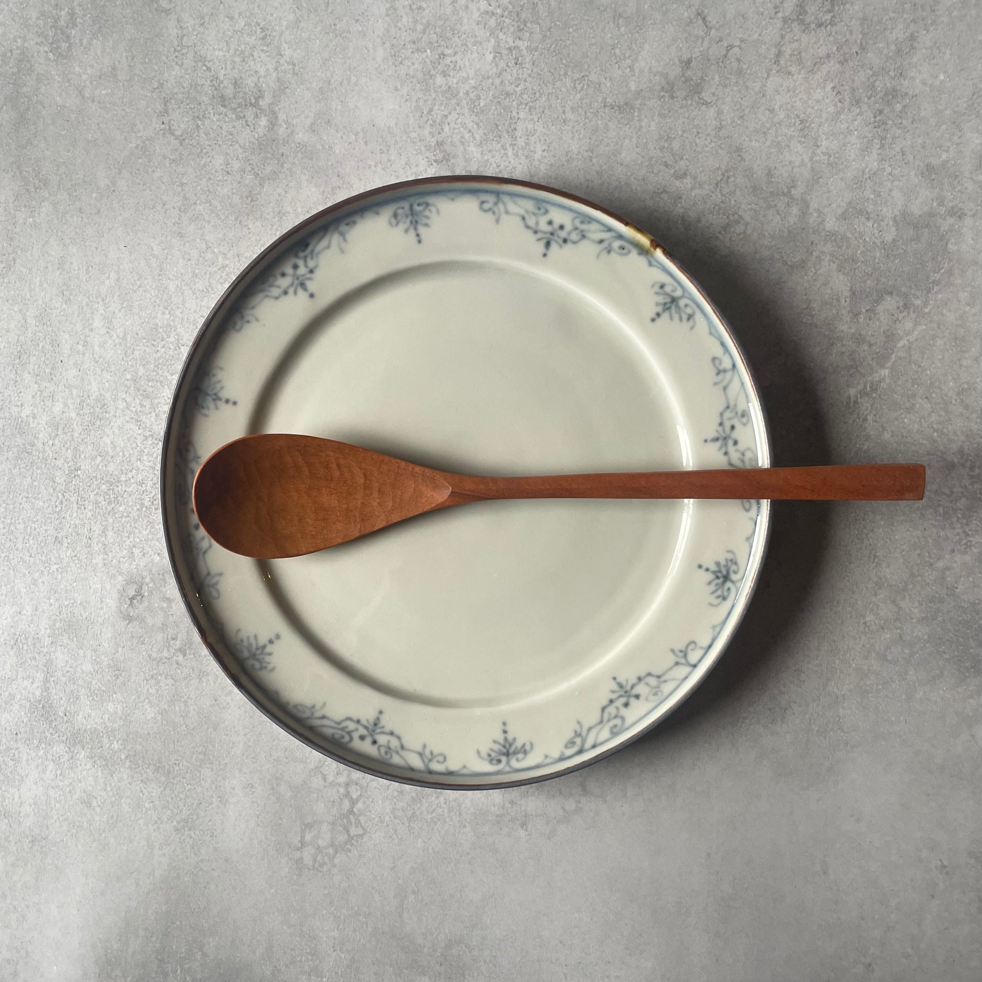 染付　洋　唐草文リム　6寸皿